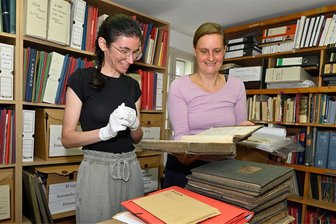 Amerikanerin schreibt Doktorarbeit über Musikinstrumentenbau im Vogtland - Kate Perry (links) recherchiert unter anderem im Archiv des Musikinstrumentenmuseums Markneukirchen für ihre Dissertation und wird dabei unterstützt von Museumsmitarbeiterin Friederike Philipson-Stöckel.