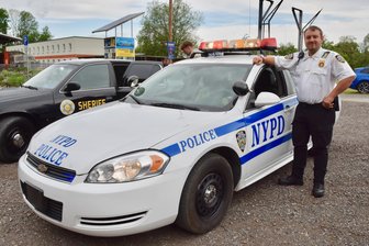 Amerikanische Blaulicht-Oldtimer treffen sich in Hilbersdorf - Kevin Futterleib an seinem US-Car und – im Original-Polizeioutfit.