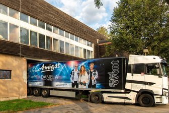 Amigos, Andy Borg, Nik P. und Co.: Darum ist für Schlagerstars das Erzgebirge in einem Jahr die erste Adresse - Seit diesem Jahr arbeitet Thomas Reichel auch mit den Amigos zusammen. Für ihre im März begonnene Tournee hat er bereits im Ex-Messtreff Pockau das Bühnenbild konzipiert. Bis September 2025 will Reichel das frühere Kulturhaus – das äußerlich noch DDR-Charme ausstrahlt – komplett umgebaut haben.