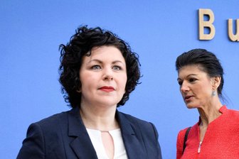 Amira Mohamed Ali: Leben für Bevölkerung wird immer schwieriger und teurer - Amira Mohamed Ali stellt sich bei der Präsentation der Partei „Bündnis Sahra Wagenknecht – für Vernunft und Gerechtigkeit“ (BSW) am 8. Januar den Fotografen. Dahinter Sahra Wagenknecht.