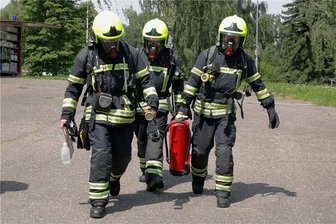 Ammoniak-Austritt: Entwarnung nach Havarie in der Eissporthalle Chemnitz - Feuerwehrleute rückten zur Havarie in die Eissporthalle aus. Dort war Ammoniak ausgetreten.