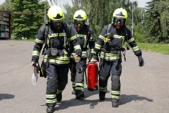Ammoniak-Austritt: Entwarnung nach Havarie in der Eissporthalle - Feuerwehrleute rückten zur Havarie in die Eissporthalle aus. Dort war Ammoniak ausgetreten.