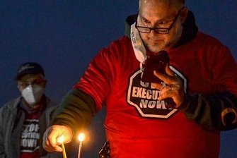 Amnesty International wird 60: Kerzen in der Dunkelheit - Dezember 2020 in der Stadt Terre Haute in den USA: Abe Bonowitz, Koordinator für die Abschaffung der Todesstrafe bei Amnesty International USA, zündet eine Kerze an, nachdem er ein Gebet am Gefängnis gesprochen hat. Die Regierung des abgewählten US-Präsidenten Trump hatte kurz vor dessen Ablösung zum zweiten Mal in zwei Tagen einen wegen Mordes verurteilten Schwarzen hinrichten lassen.