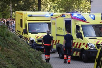 Amok-Alarm an Schule in Bischofswerda: Wollte der 16-Jährige die Schule anzünden? - Nach dem Notruf eines Lehrers war auch der Rettungsdienst an der Grund- und Oberschule in Bischofswerda mit mehreren Fahrzeugen schnell zur Stelle. 