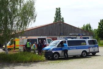 Amok-Szenario: Polizei und Rettungsdienst üben Einsatz in Hainichen - Der Führungspunkt bei der Übung war ein Parkplatz an der Frankenberger Straße.