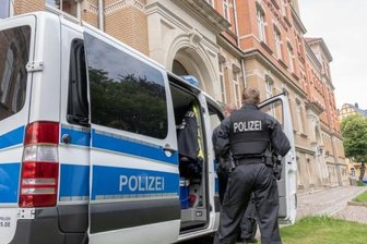 Amokdrohung: Polizei ist am Montag in Auerbach vor Ort - Wegen der Bedrohungslage am Auerbacher Gymnasium war die Polizei bereits am Mittwoch vor Ort. Insgesamt waren 100 Polizeikräfte im Einsatz.