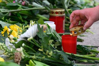 Amokfahrt: Staatskanzlei ordnet Trauerbeflaggung an - Eine Frau entzündet nach der  Amokfahrt mit zwei Todesopfern und drei Schwerverletzten am Gedenkort vor dem Paulinum der Universität eine Kerze. 