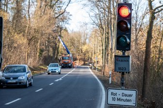 Ampel am Autobahnzubringer: In Rochlitz werden Bäume verschnitten - Zehn Minuten Wartezeit bei Rot.