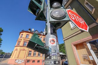 Ampel am Stadtring in Glauchau: Nach Ziegelstein-Wurf gibt es einen hohen Sachschaden - Nach einer Sachbeschädigung an der Ampel in Glauchau wird der Sachschaden auf 4000 Euro beziffert.