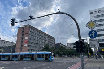 Ampel an wichtigen Straßen im Chemnitzer Zentrum ausgefallen - Die Straßenbahn sucht sich langsam ihren Weg quer über die Hauptstraße.