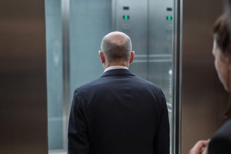 Ampel-Aus: Scholz hin, Lindner her. Deutschland braucht Geld. Und das schnell. - Bundeskanzler Olaf Scholz (SPD) nach der Fraktionssitzung am Donnerstag auf dem Weg in den Aufzug.