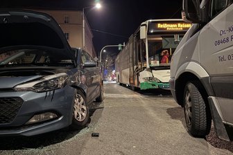 Ampel außer Betrieb: Unfall mit Bus des Schienenersatzverkehrs in Plauen - Am Sonntagabend ist es zu einem Unfall mit leerem Bus in Plauen gekommen.