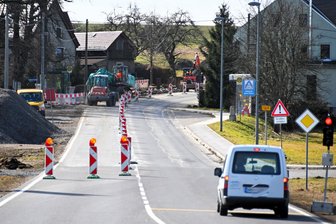 Ampel bremst Verkehr auf der B 169 in Hainichen für neuen Radweg: Es dauert länger als geplant - Für den Radwegbau in Hainichen gibt es derzeit eine Ampelregelung auf der B 169 in Falkenau.