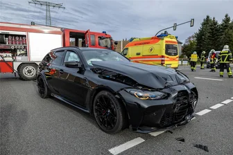 Ampel defekt - schwerer Unfall in Rebesgrün - Nach dem Unfall musste die Straße für zwei Stunden gesperrt werden.