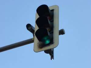 Ampel fällt auf Radfahrer - Unfallverursacher flüchtet - 