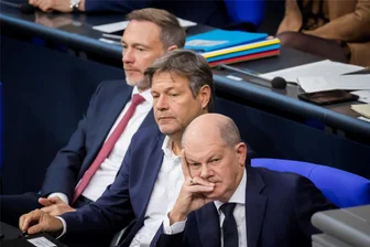 Ampel-Koalition: Reicht die Kraft noch zum Regieren? - Bundeskanzler Olaf Scholz (vorn), Vizekanzler Robert Habeck (Mitte) und Finanzminister Christian Lindner