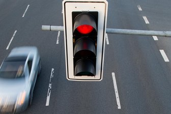 Ampel umgefahren - Polizei sucht nach Verursacher -