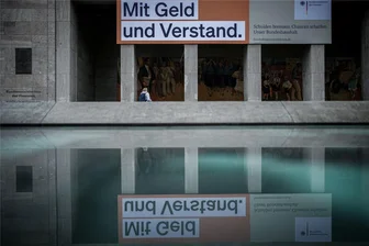 Ampel-Zerwürfnis wegen Streit um Neuverschuldung: Was man zur Schuldenbremse wissen muss - „Mit Geld und Verstand. Schulden bremsen, Chancen schaffen. Unser Bundeshaushalt“ - Dieses Plakat hing 2023 über dem Eingang zum Bundesministerium der Finanzen.
