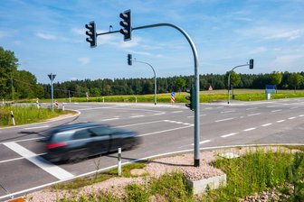 Ampelanlage an B-93-Kreuzung im Erzgebirge seit Tagen nicht in Betrieb: Panne oder Absicht? - Ist derzeit außer Betrieb: Die Ampel an der Kreuzung von B 93 und Zubringer auf der Weißbacher Kuppe in Schneeberg.