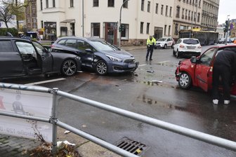 Ampelausfall sorgt für Chaos: Stadt Chemnitz reagiert auf Unfallserie mit Straßensperrung - Wegen Unfällen auf einer Kreuzung in Chemnitz kommt es immer wieder zu Behinderungen.