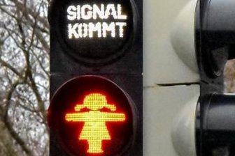 Ampelfrau regelt seit sechs Jahren in Reichenbacher Ortsteil den Verkehr - Die Friesener Ampelfrau in Rot.