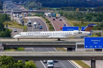 Ampelkoalition: Welche Subventionen werden abgebaut? - Ein Bombardier-Flugzeug überquert am Flughafen Leipzig/Halle die Straße. Auch beim Verkehr wird es an die klimaschädlichen Subventionen gehen müssen. 