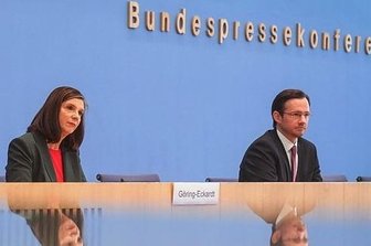 Ampelparteien wollen Coronaregeln deutlich lockern - Standen der Bundespressekonferenz Rede und Antwort: Für die SPD Dirk Wiese (r.), für die Grünen Katrin Göring-Eckardt und Marco Buschmann für die Liberalen.