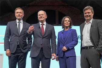 Ampelpartner stellen Koalitionsvertrag vor: Aufbruch in Coronazeiten - Sie haben erst zueinanderfinden müssen. Das betonen sie alle miteinander (von links): Christian Lindner, Parteivorsitzender der FDP, Olaf Scholz, SPD, designierter Bundeskanzler, sowie Annalena Baerbock und Robert Habeck, Bundesvorsitzende von Bündnis 90/Die Grünen.