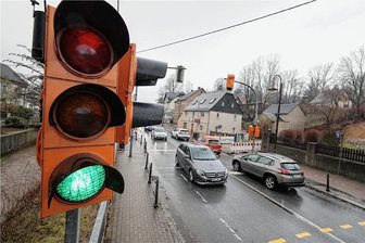 Ampelregelung auf B173 in Oberlungwitz soll verändert werden - Die Ampel an der Grundschule an der B173 in Oberlungwitz.