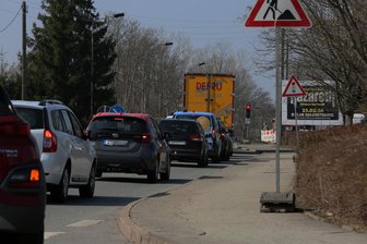 Ampelregelung auf der B 175 in Werdau: Das ist der Grund - Eine Baustellenampel auf der B 175 in Werdau fordert Geduld von den Kraftfahrern.