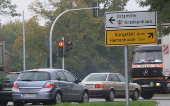 Ampelschaltung nervt Autofahrer - 
              <p class="artikelinhalt">Die neue Verkehrsführung der früheren Bundesstraße 95 in Hartmannsdorf erhitzt weiter die Gemüter. Im Bild die Kreuzung in Richtung Herrenhaide und Ortszentrum. </p>
            