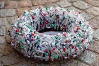 Ampullen-Kranz einer Plauener Floristin sorgt für Ärger - Ein Adventskranz, an dem sich die Geister scheiden. Rund sechs Stunden Arbeitszeit sowie 600 sterilisierte Impfampullen und Spritzen stecken in der ungewöhnlichen Weihnachtsdekoration.