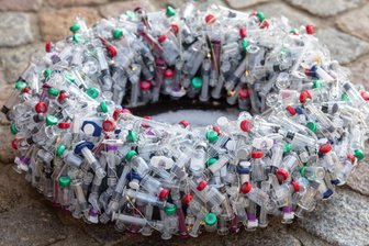 Ampullen-Kranz sorgt für Ärger - Ein Adventskranz, an dem sich die Geister scheiden. Rund sechs Stunden Arbeitszeit sowie 600 sterilisierte Impfampullen und Spritzen stecken in der ungewöhnlichen Weihnachtsdekoration.