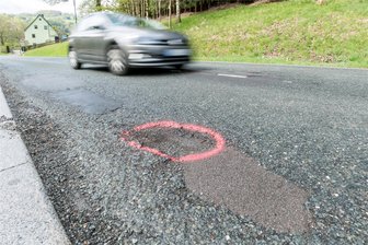 Amt kündigt Straßenbau im Erzgebirge an und zieht prompt Termin zurück - Eine neue Fahrbahn statt Schlaglochpiste. Die Ortsdurchfahrt von Großrückerswalde soll saniert werden. Wann das geschehen soll, ist noch unklar.