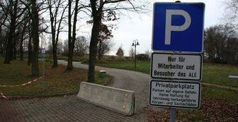 Amt räumt Steine in den Weg - 
              <p class="artikelinhalt">Der Parkplatz am ehemaligen Amt für Ländliche Entwicklung ist durch eine große Betonbarriere blockiert. </p>
            