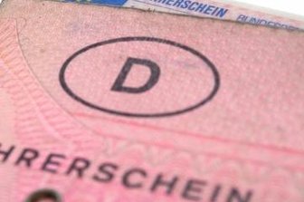 Amt vereinfacht Antragstellung - Alt gegen neu: Die Fahrerlaubnisbehörde in Döbeln nimmt für den Pflichtumtausch von Führerscheinen Antragsformulare jetzt auch per Post entgegen.