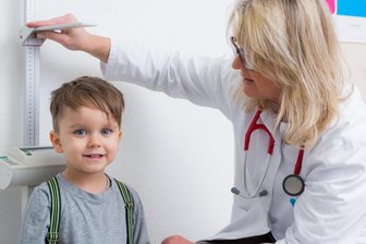 Amtsärztin im Vogtland ist besorgt: Eltern gehen mit ihren Kindern seltener zu Vorsorgeuntersuchungen - Kinder, die in die Schule kommen sollen, werden bei der Aufnahmeuntersuchung auch vermessen.