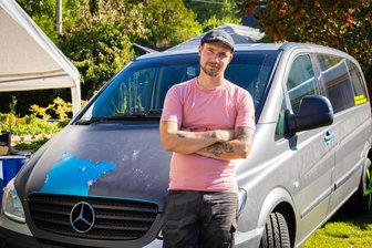 Amtsanmaßung mit „Folizei“-Auto? Diesen Tuning-Gag im Erzgebirge findet die echte Polizei nicht witzig - Wegen seines getunten Mercedes hat Robert Hermanns nun Ärger mit der Polizei. Sein „Folizei“-Wagen ist wieder in der Firma Carfield Fahrzeugfolierung.
