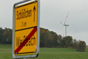 Amtsberg lehnt Windkraftanlagen ab - Nahe der Weißbacher Ortsgrenze stehen bereits Windräder, wenn man gen Gornau blickt. Geht es nach der Gemeinde, dann kommen keine weiteren derartigen Anlagen dazu, denn das Potenzialgebiet auf der Anhöhe in Richtung Gelenau erfülle die nötigen Voraussetzungen nicht.