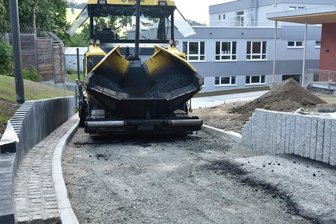 Amtsberg: Nach dem Bau ist vor dem Bau - Für den Oberschulanbau am Schulzentrum auf dem Amtsberg wurde am Donnerstag die Zufahrt der Feuerwehr asphaltiert.