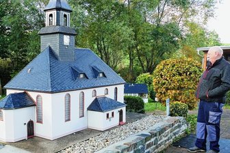 Amtsberger Miniaturenanlage Mini-Weißbach geht nicht mehr schlafen - Stolz blickt Günter Müller auf die Kirche, die er und Hartmut Lehmann umfangreich saniert haben. Mit dem Aufstellen dieses Nachbaus im Maßstab 1:10 begann 2004 die Geschichte von "Mini-Weißbach". 