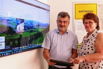 Amtsberger Panoramakamera soll den Tourismus ankurbeln - Gemeindemitarbeiterin Manuela Walter und Bürgermeister Sylvio Krause haben sich darum gekümmert, die Amtsberger Panoramakamera mit zahlreichen Informationen zu touristischen Zielen zu "füttern". 