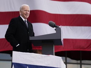 Amtseinführung von Joe Biden: Mit Mitgefühl ins mächtigste Amt der Welt -  Der gewählten US-Präsident Joe Biden spricht im nach seinem Sohn benannten Major Joseph R. «Beau» Biden III National Guard/Reserve Zentrum.