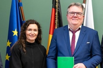 Amtsgericht Aue-Bad Schlema bekommt neuen Direktor - Markus Colli bekam die Ernennungsurkunde von Justizministerin Prof. Constanze Geiert.
