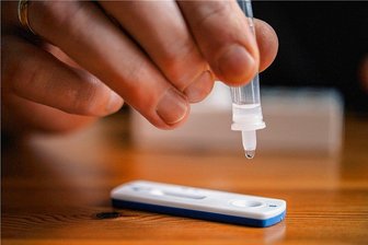 Amtsgericht Aue: Verweigerter Corona-Test bleibt für Eltern ohne Folgen - Ohne Test durften Schüler zum Schulstart 2021 in Sachsen nicht am Unterricht teilnehmen. 