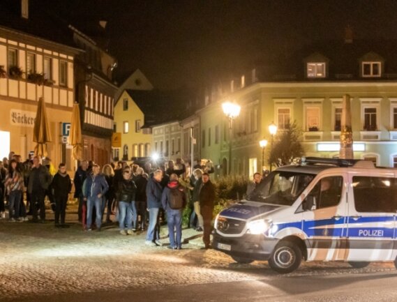 Amtsgericht verurteilt Demo-Organisator zu 1800 Euro Strafe - Erneut haben sich am Montag in Zwönitz Menschen versammelt, die dann durch die Bergstadt zogen. 