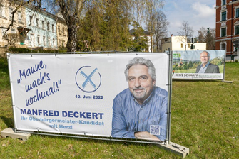 Amtsinhaber tritt erneut in Auerbach an: Der Titelverteidiger - Seit Mitte dieser Woche wirbt Manfred Deckert groß und unübersehbar an der Bundesstraße in Auerbach - dicht gefolgt von Herausforderer Jens Scharff. Der zweite Einzelbewerber und Chef der Wia sowie der Leichtathleten in der Stadt gilt als ebenbürtig was Einfluss und Unterstützung in der Bevölkerung betreffen. In Auerbach und seinen Ortschaften gibt es laut Verwaltung 138 Vereine und Interessengemeinschaften. Allein in 32 Sportvereinen sind knapp 3000 Mitglieder gebunden. 