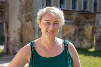 Berit Schiefer ist 48 Jahre alt. Sie hat drei Kinder und wohnt in Schönbrunn. 2013 wurde sie im zweiten Wahlgang mit 57,11 Prozent der Stimmen zur Bürgermeisterin von Thermalbad Wiesenbad gewählt.