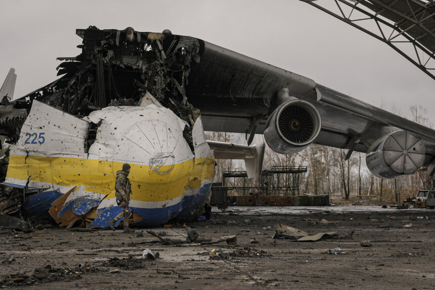 Ein ukrainischer Soldat geht an der Antonow An-225 "Mrija" vorbei, die bei Kämpfen zwischen russischen und ukrainischen Truppen auf dem Flughafen Hostomel weitgehend zerstört wurde.