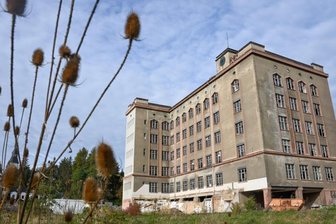 An alter Textilfabrik wird wieder gebaut - Die ehemalige Textilfabrik Guido Unger in Taura soll ein Wohnhaus werden. Lange Zeit ruhten die Arbeiten - wegen fehlender Kapazitäten und der Coronapandemie, sagt der Investor. Jetzt geht es weiter: mit dem Abriss eines ehemaligen Lastenaufzuges.